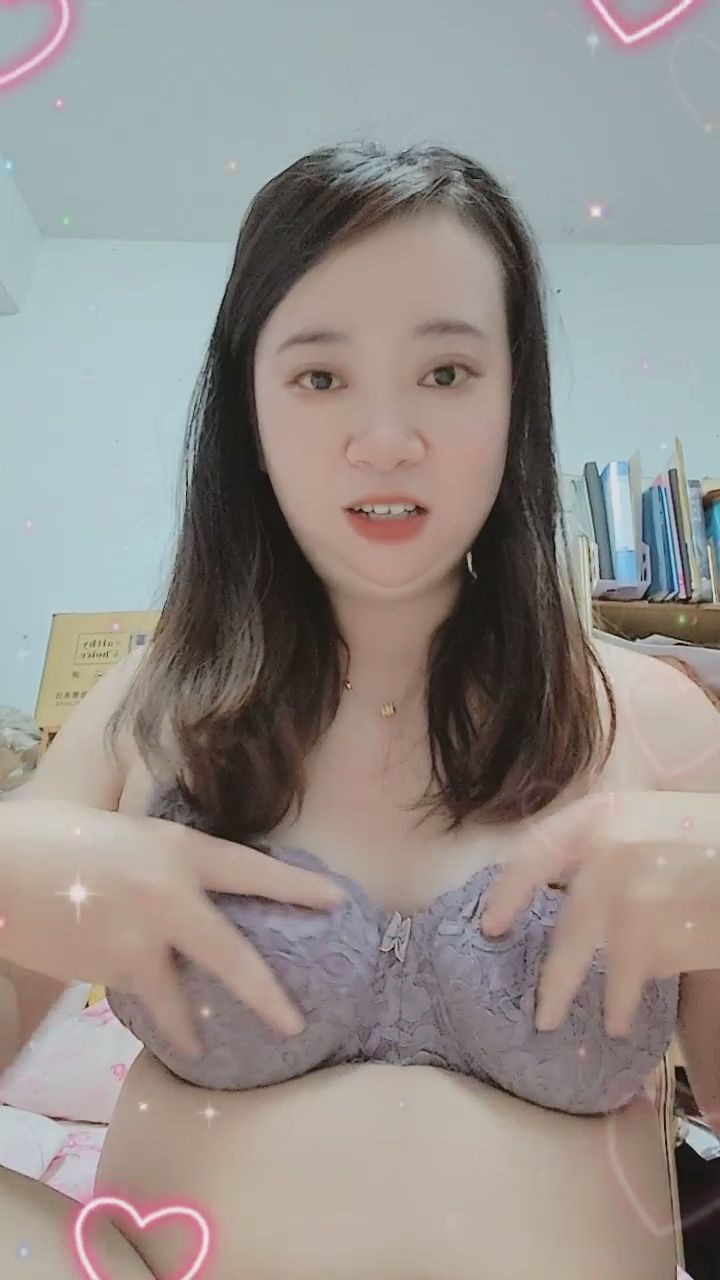 ketty711013 : 今天的紫色蕾絲好看嗎？整理一下內衣，搭配可愛的愛心濾鏡 💕 #蕾絲內衣 #居家日常 #心動