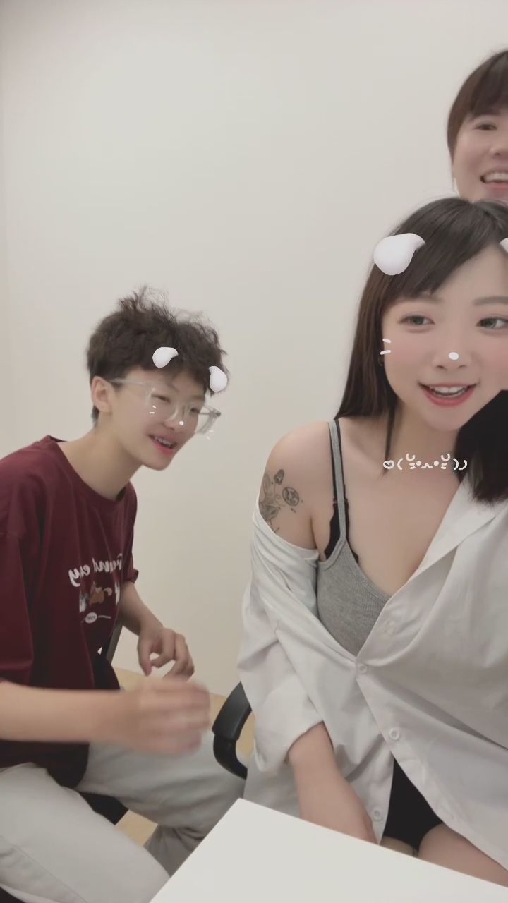 dolly0917 : 這個泡沫塗抹服務也太到位了！親密互動讓人看得臉紅心跳。 #閨蜜 #親密接觸 #美胸