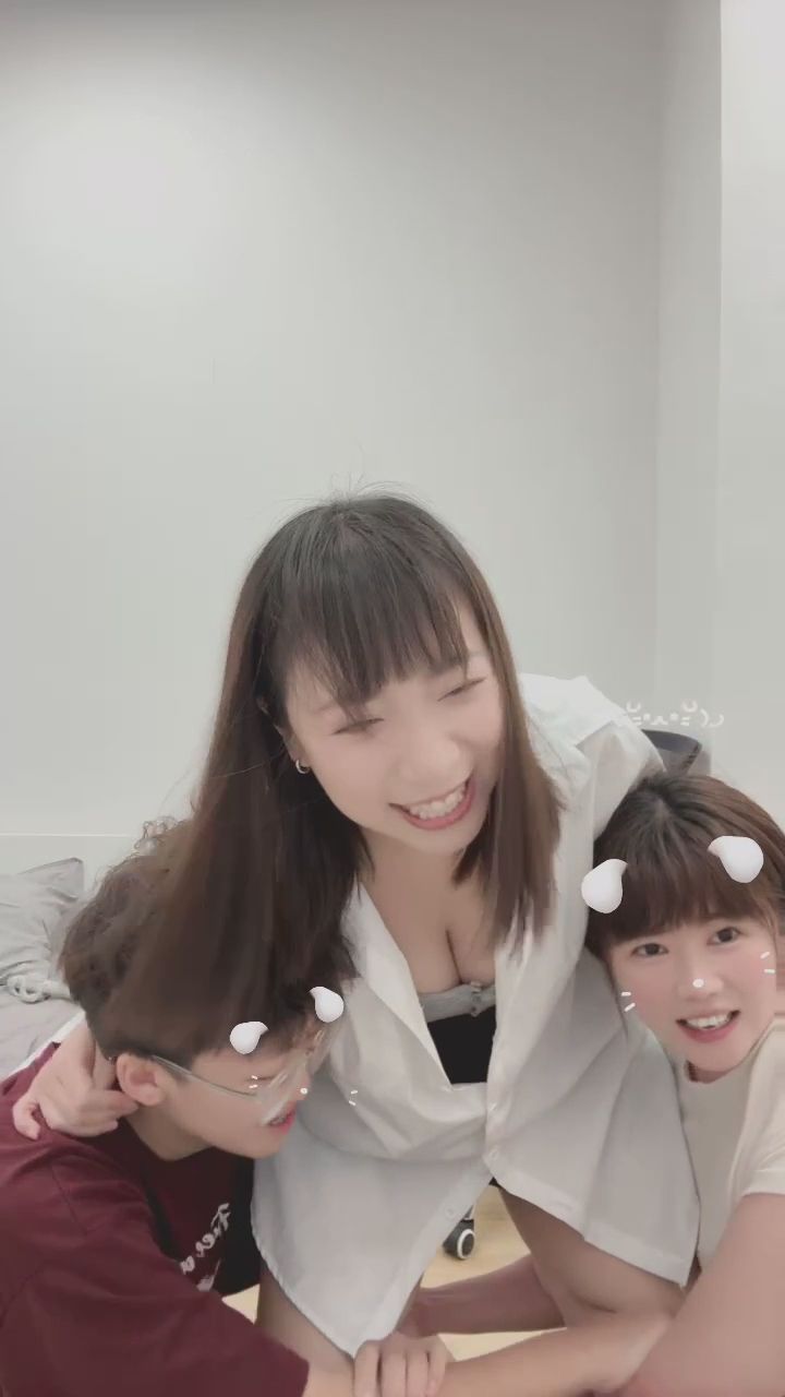  : 全場氛圍拉滿！被大家高高抬起的瞬間，這肢體互動太熱烈了。 #高能量 #多人互動