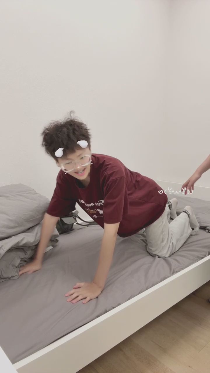 dolly0917 : 臥室裡的體力大考驗！這個床上挑戰真的太刺激了。 #情侶日常 #體力挑戰 #床上互動