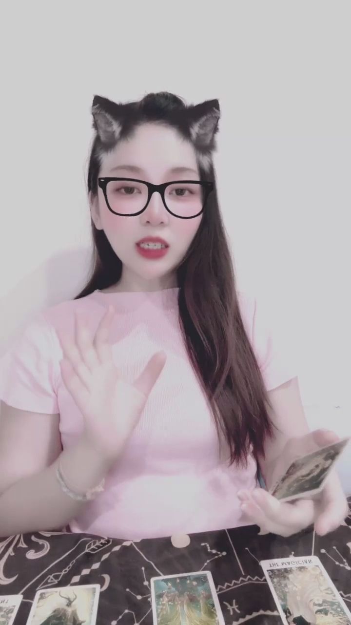  : 這兩張牌藏著什麼秘密？跟著我一起揭開命運的面紗吧！🔮✨ #塔羅牌 #占卜 #神祕互動