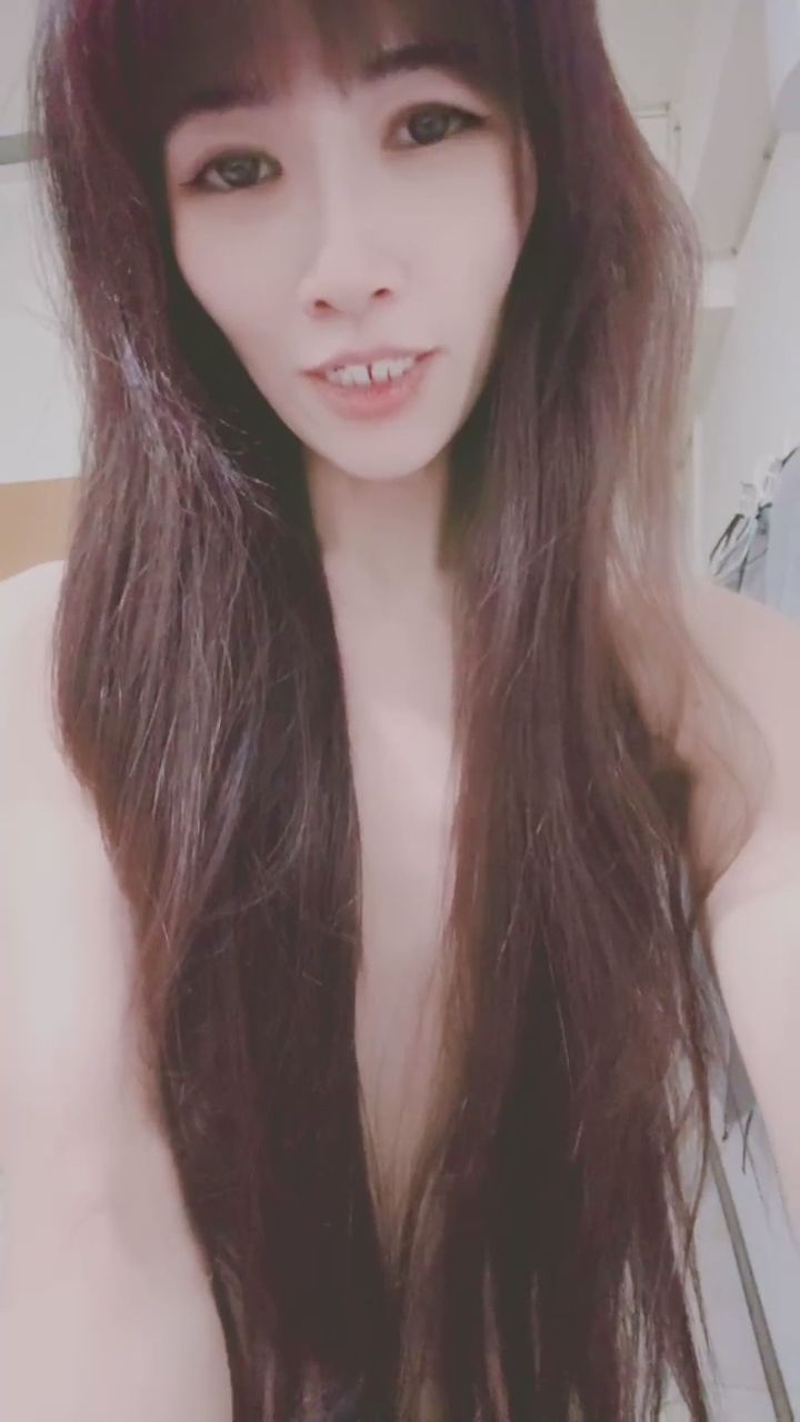 jenny105106 : 緩緩解開襯衫的瞬間,心跳也跟著加速了。 #長髮 #褪去防備 #性感