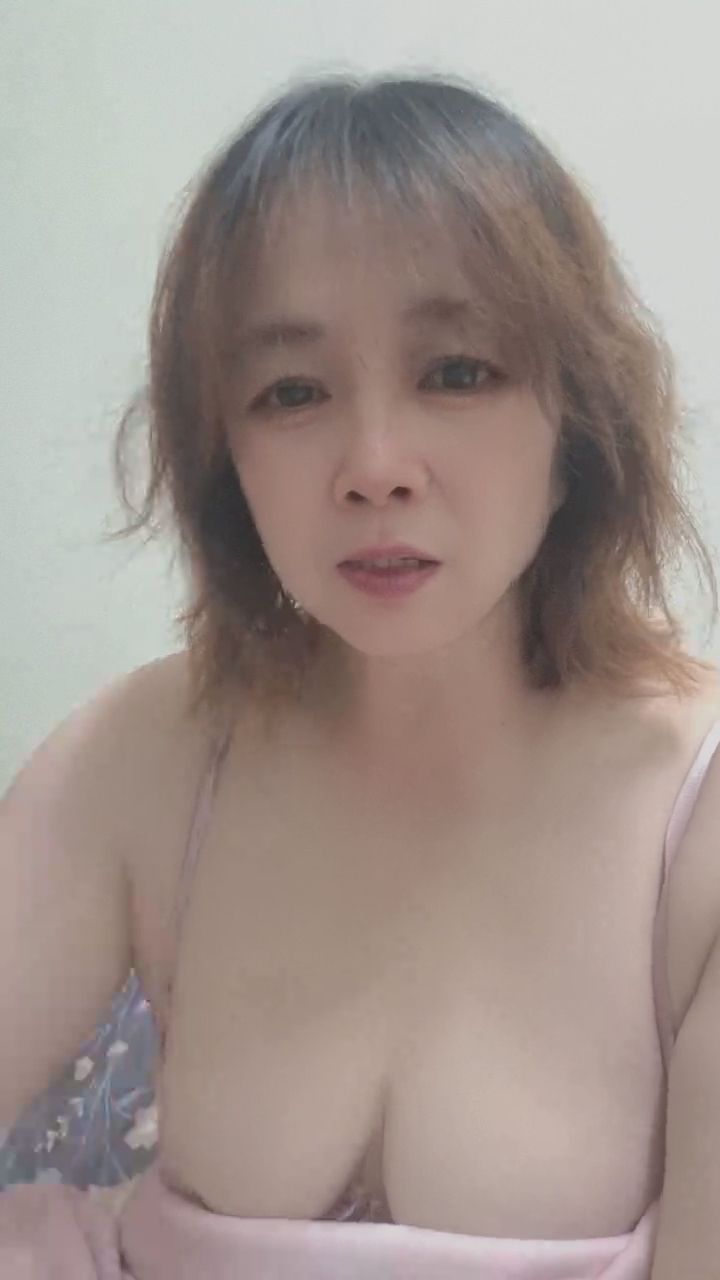  : 捕捉這一刻的心動笑容，近距離感受滿滿的活力與溫柔 ✨ #甜美 #心動 #直播日常 #親密視角