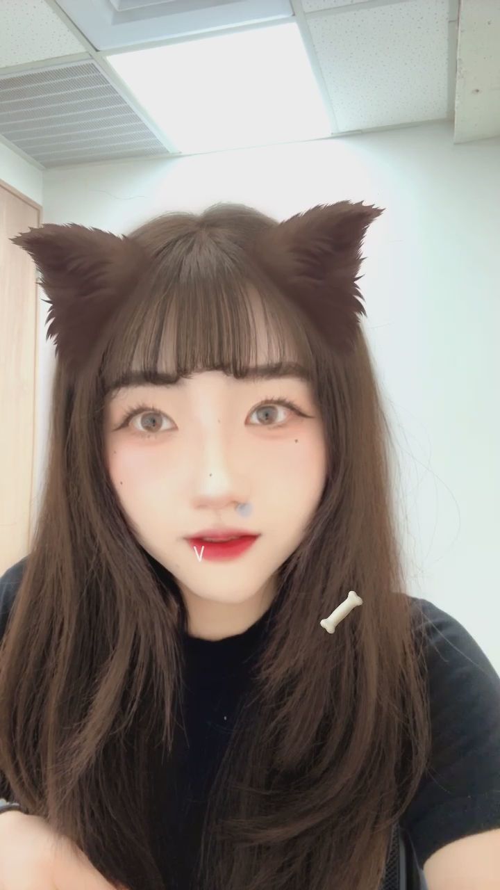 : 這樣看著你，是不是有一點點心動？💧💕 #女友感 #撩髮 #近距離互動 #日常