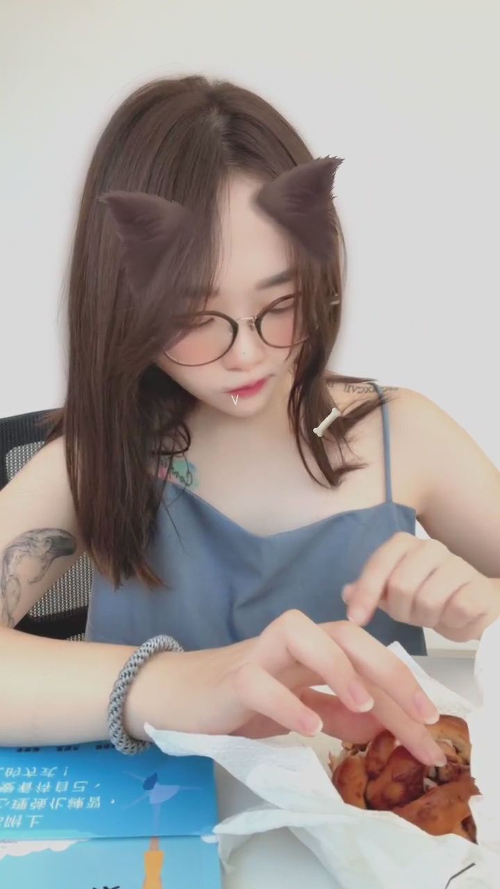 finedigger8857 : 點心時間到了！要和我一起分享嗎？🍩😋 #吃播 #貓耳娘 #日常吃貨