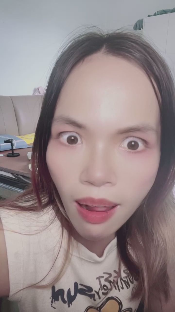  : 想看我更多調皮的表情嗎？👅✨ #直播 #互動 #吐舌 #女神