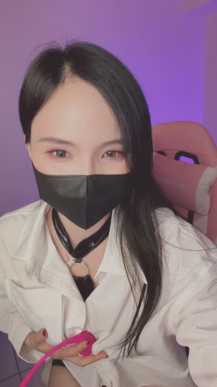  : 神秘黑口罩與粉紅小玩具的親密接觸，今晚想看怎麼玩？😏💖 #大人玩具 #私密互動 #神秘感