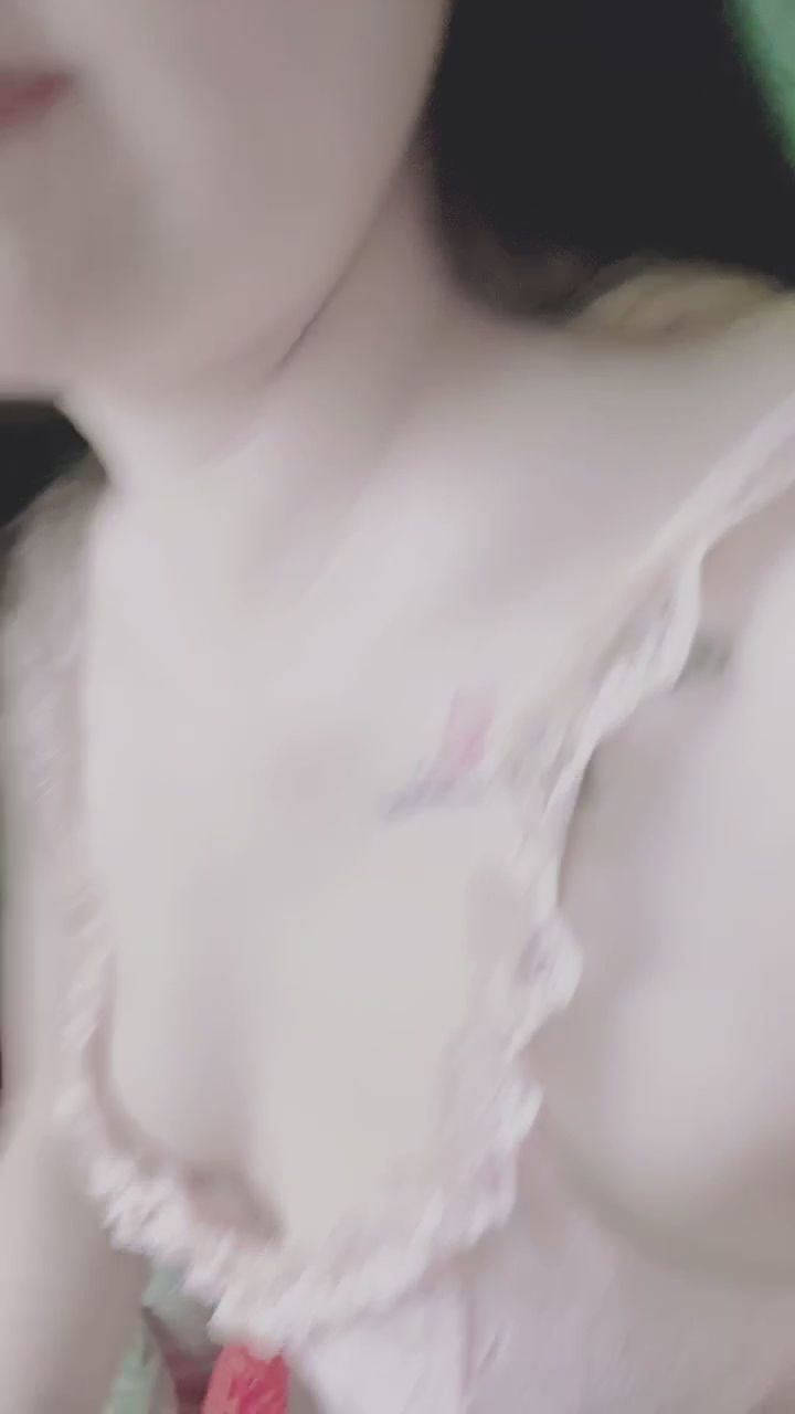  : 轉過身，發現更美的風景。粉色蕾絲下的秘密等待你探索。✨ #背影殺手 #私密互動 #極致誘惑