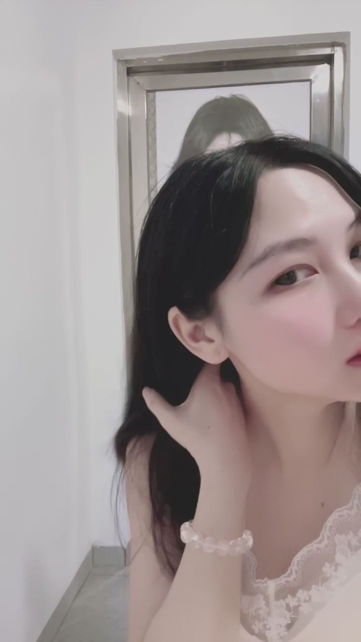 lingling8796 : 慵懶午後的日常，這不經意的眼神有電到你嗎？✨ #慵懶 #微甜 #日常