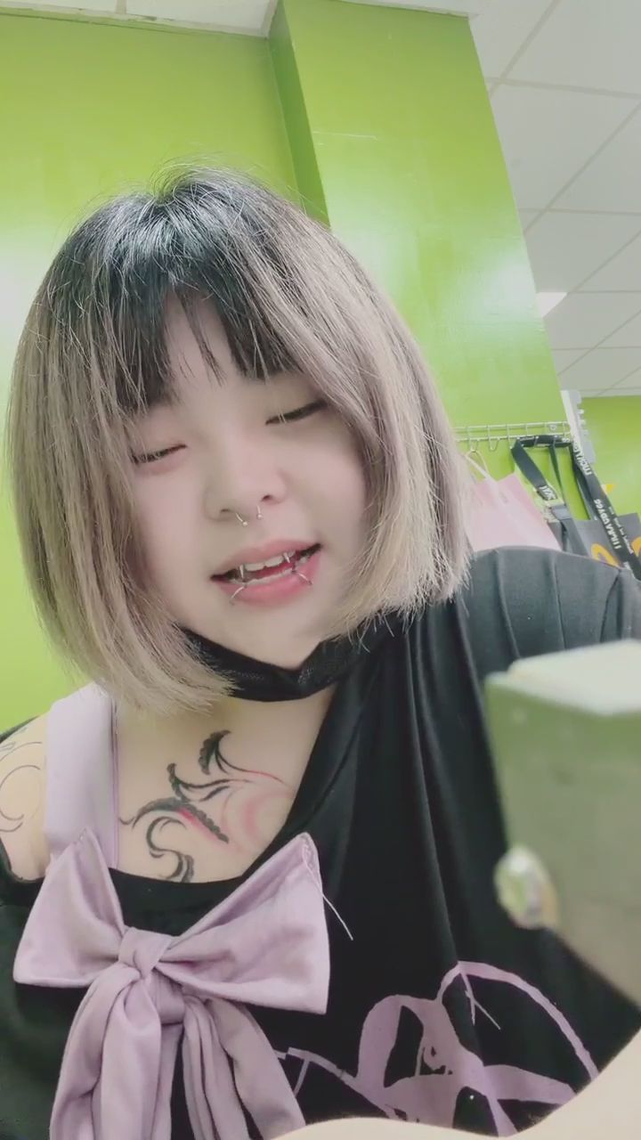  : 忍不住笑出聲！這份快樂感染到你了嗎？😆💖 #開朗 #刺青女孩 #笑容