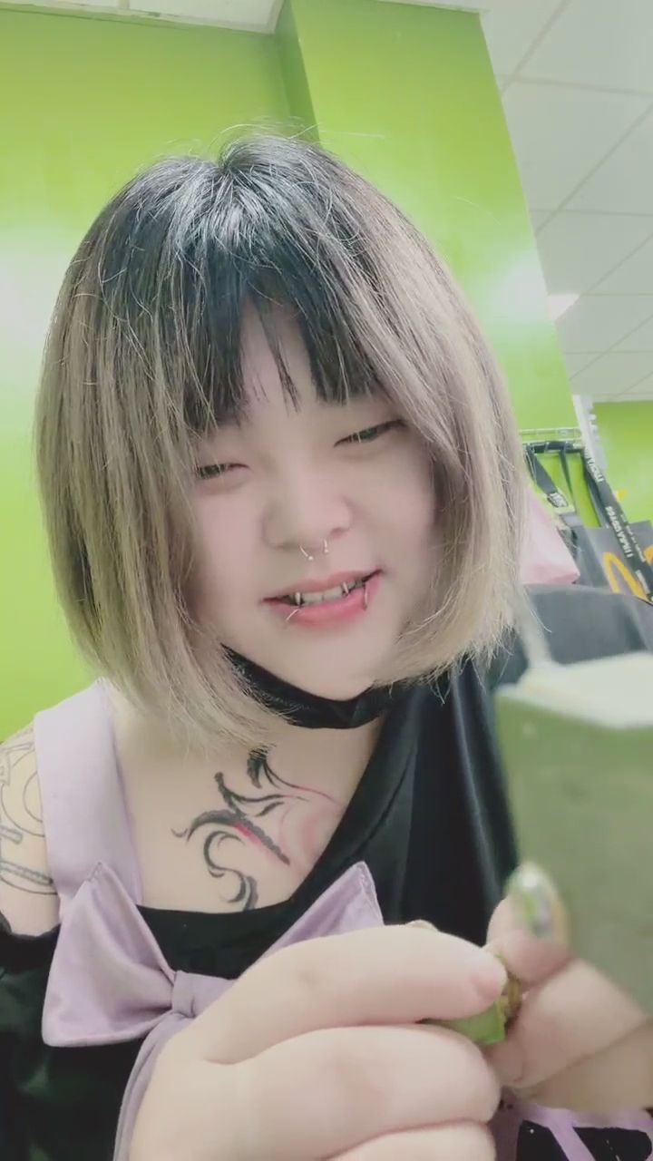  : 誰能抵擋這樣陽光又自信的笑容呢？☀️😉 #自信 #迷人笑容 #刺青女孩