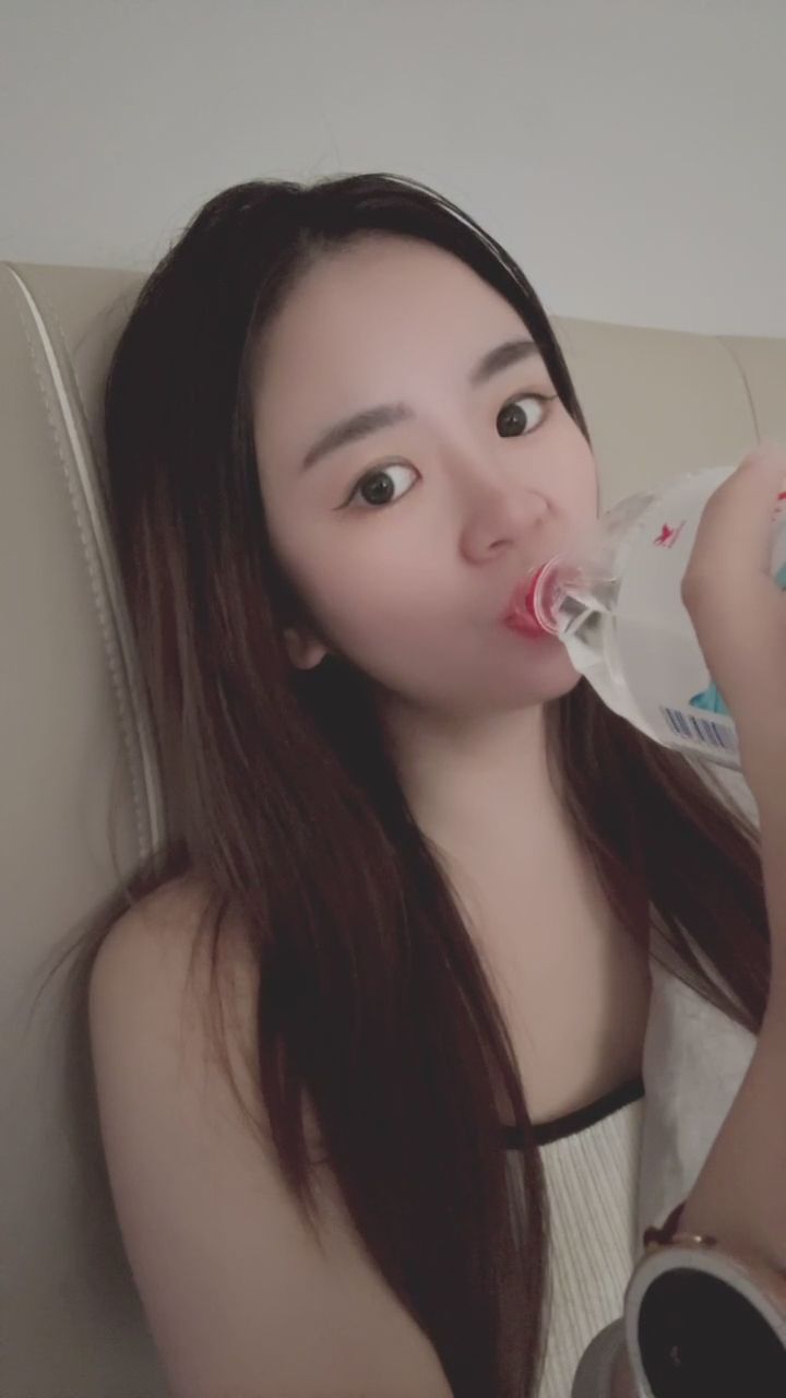 _bubble_ : Babe喝口水也要盯著你看,陪我一起休息一下吧😉💧 #日常互動 #心動對視 🫣#陪伴