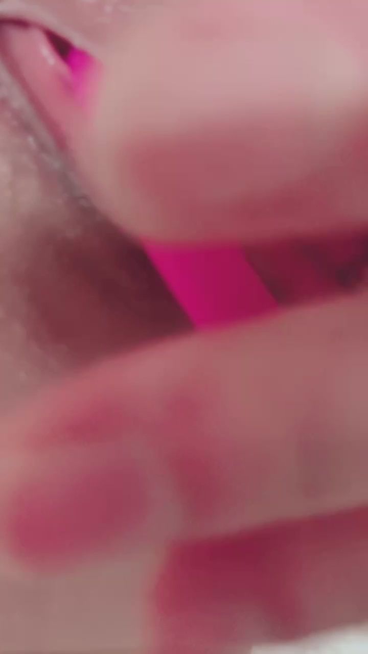 zoegucutes : Babe寶貝揉揉我的荳荳好不好🥺

極近特寫下的粉紅震動，指尖與玩具的完美配合 💦 #特寫 #按摩棒 #感官刺激