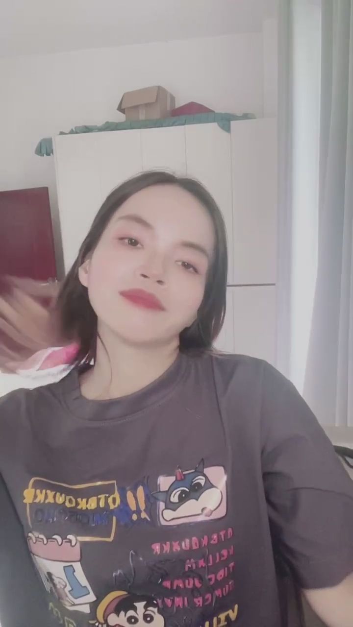  : 今天的穿搭你給幾分？✨從全身到近距離的完美視角，想不想再看一眼？💖 #穿搭 #回眸 #女神 #直播日常 #完美曲線