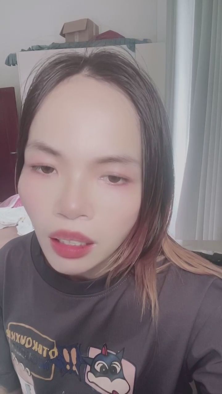  : 靠近一點，想聽聽我在說什麼嗎？🥰 #近距離互動 #溫柔 #撥髮 #心動瞬間 #直播精華