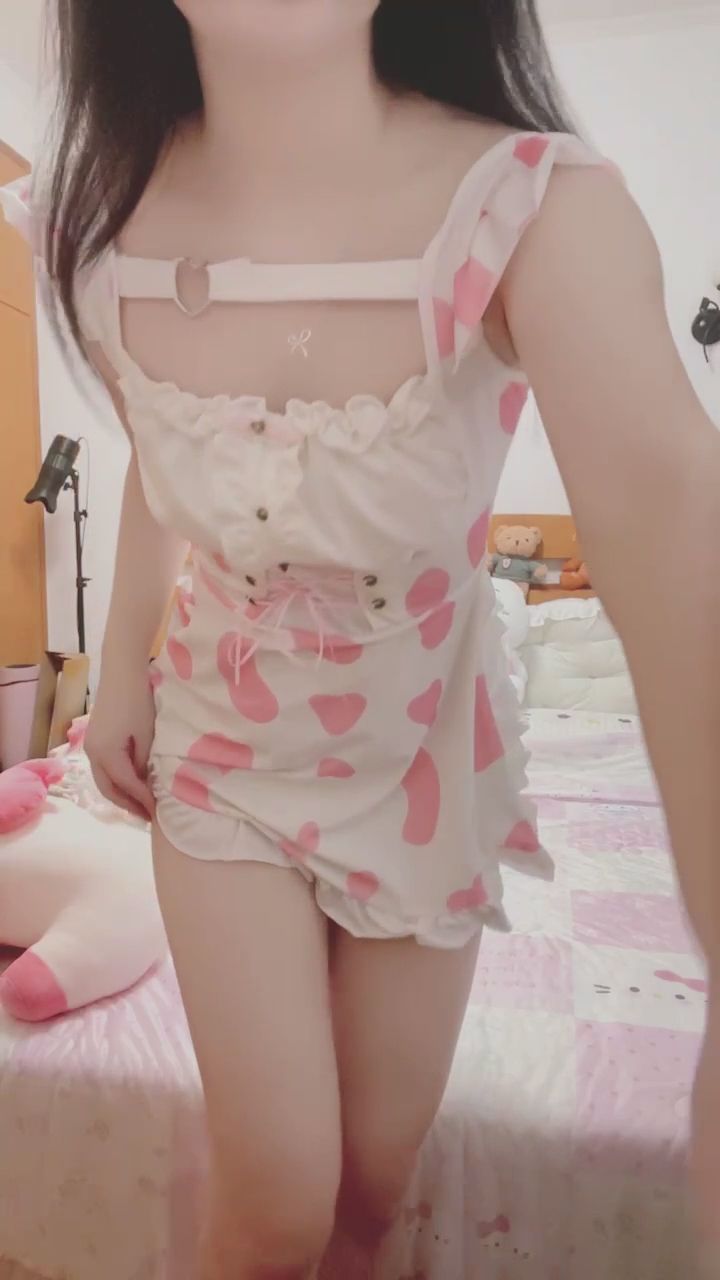  : 穿上最愛的粉色洋裝，靠近一點給你看～💖 #粉色系 #甜美穿搭 #微性感