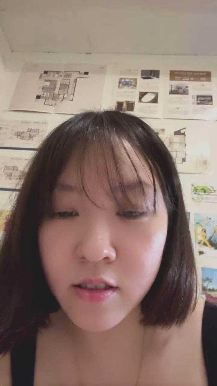  : 想不想看我調皮的一面？😜 這樣的視角你喜歡嗎？ #微醺視角 #性感穿搭 #直播推薦