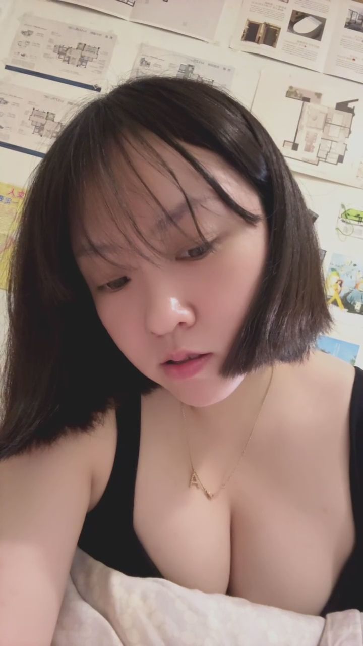  : 捕捉到一隻愛搞怪的我！嘟嘴還是吐舌頭更可愛？👅✨ #純欲 #性感曲線 #互動時間
