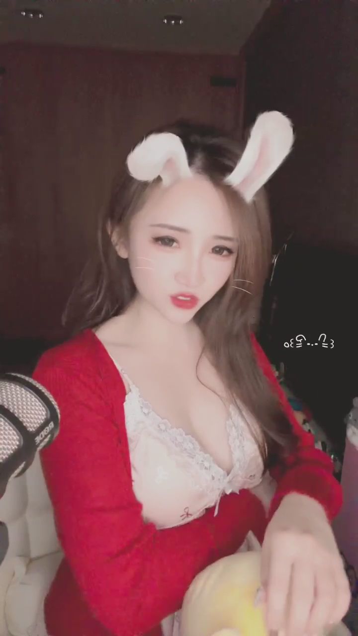  : 記錄一下七夕情人節這浪漫的一刻💘紅色外套配上兔耳濾鏡，今天走溫柔甜美路線❤️🐰喜歡嗎🥰    #直播精華 #甜美風格 #微性感 #日常穿搭