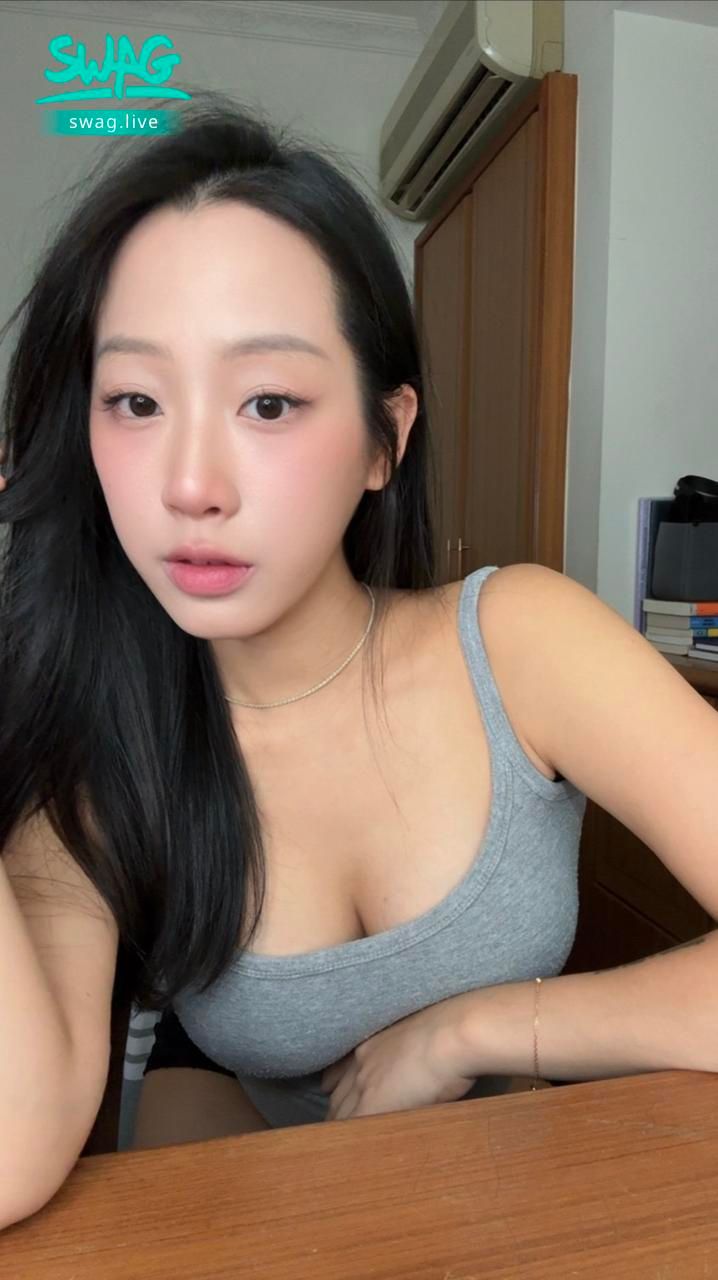 selinamimichen : 事業線 怎麼感覺有點八字奶(? 應該沒有吧嗚誰能鑑定一下 但這個比基尼的曬痕也是明顯