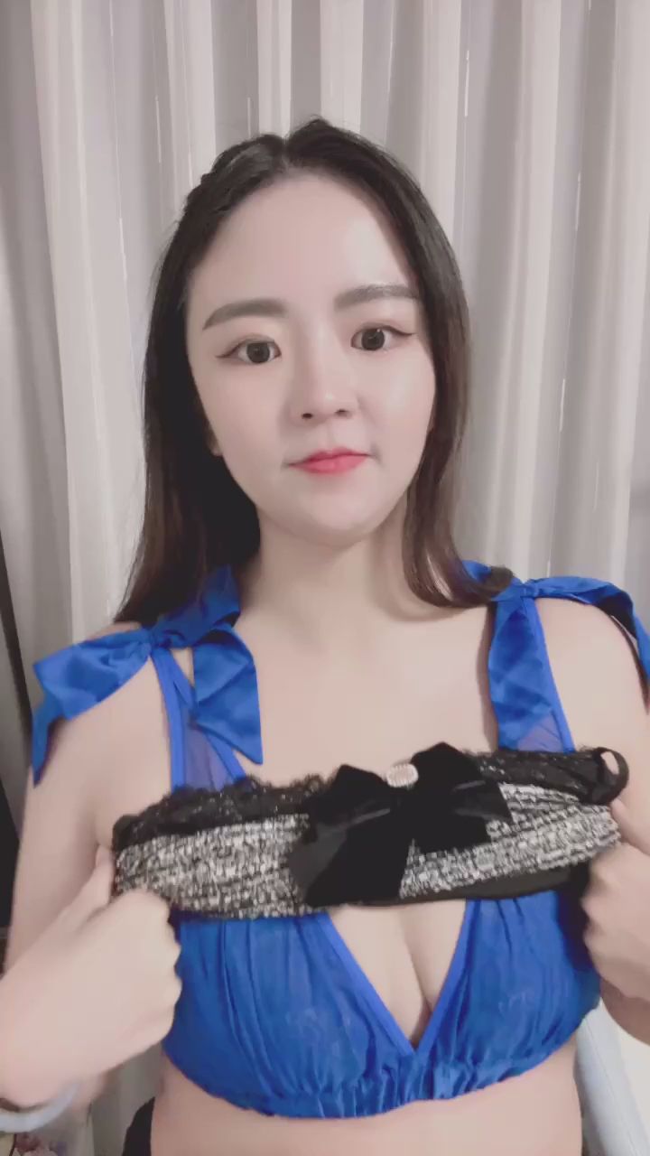 _bubble_ : 褪去外衣的瞬間,隱藏在底下的藍色蕾絲驚喜你準備好了嗎?💙 #蕾絲 #性感穿搭 #驚喜