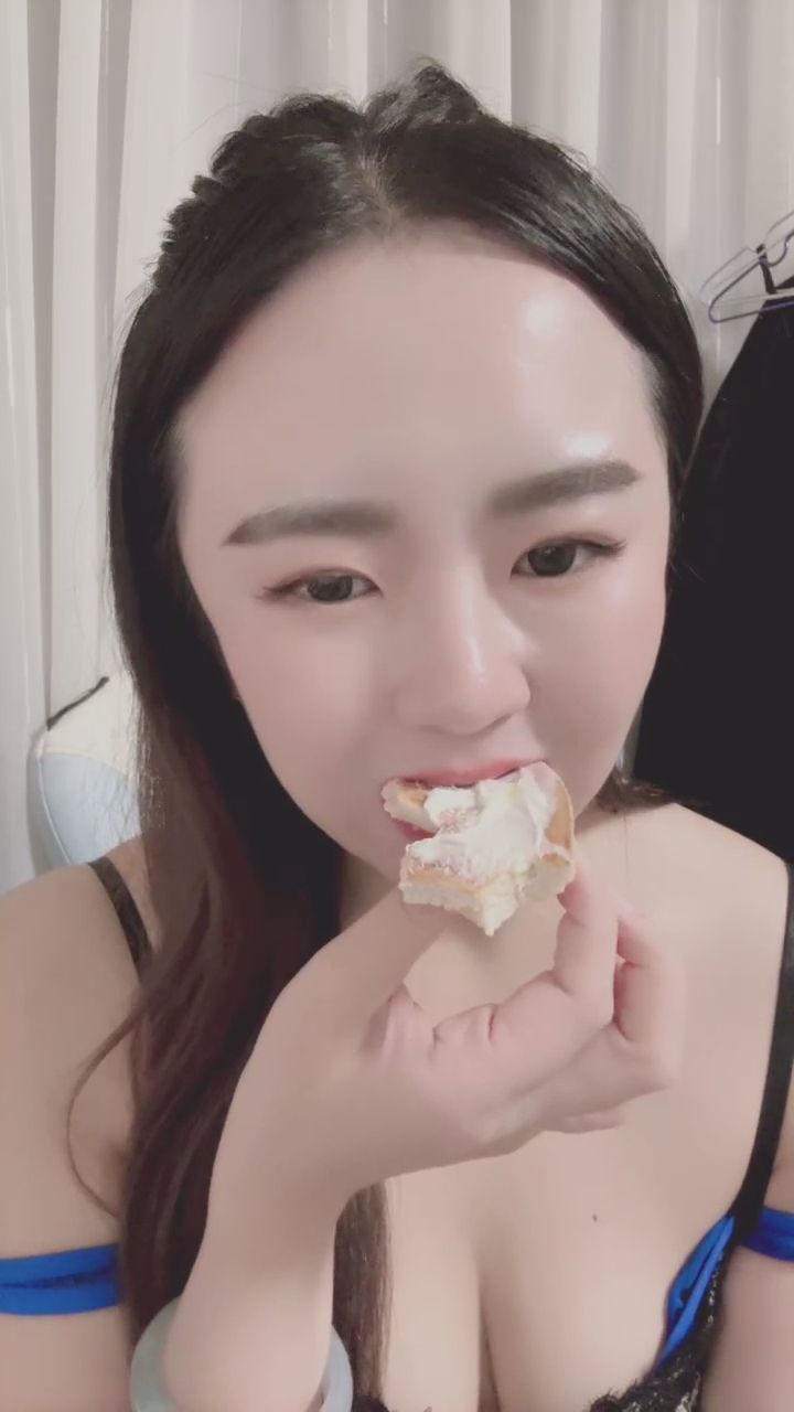  : 指尖的奶油好像比貝果還要甜，你要不要也來嚐一口？🥯✨ #誘惑 #吃播 #甜美日常