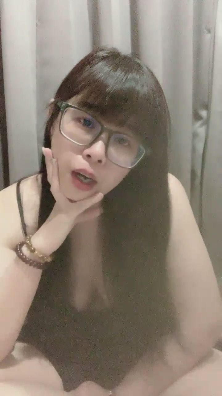  : 被這雙眼神看著，你還能專心嗎？俏皮的嘟嘴與摸臉小表情太可愛	✨ #眼鏡娘 #俏皮 #近距離互動