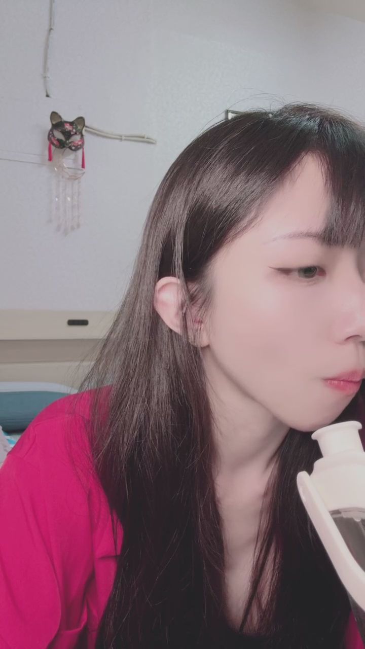 dagababy : 喝口水休息一下～最後的姿勢你們喜歡嗎？😘💦 #日常 #性感 #長腿 #直播精華