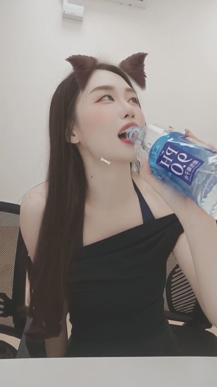 ._.xoxo : 捕捉一隻愛笑的小吸血鬼！連喝水都這麼俏皮可愛，快帶回家吧🦇💧 #吸血鬼女孩 #甜美 #俏皮