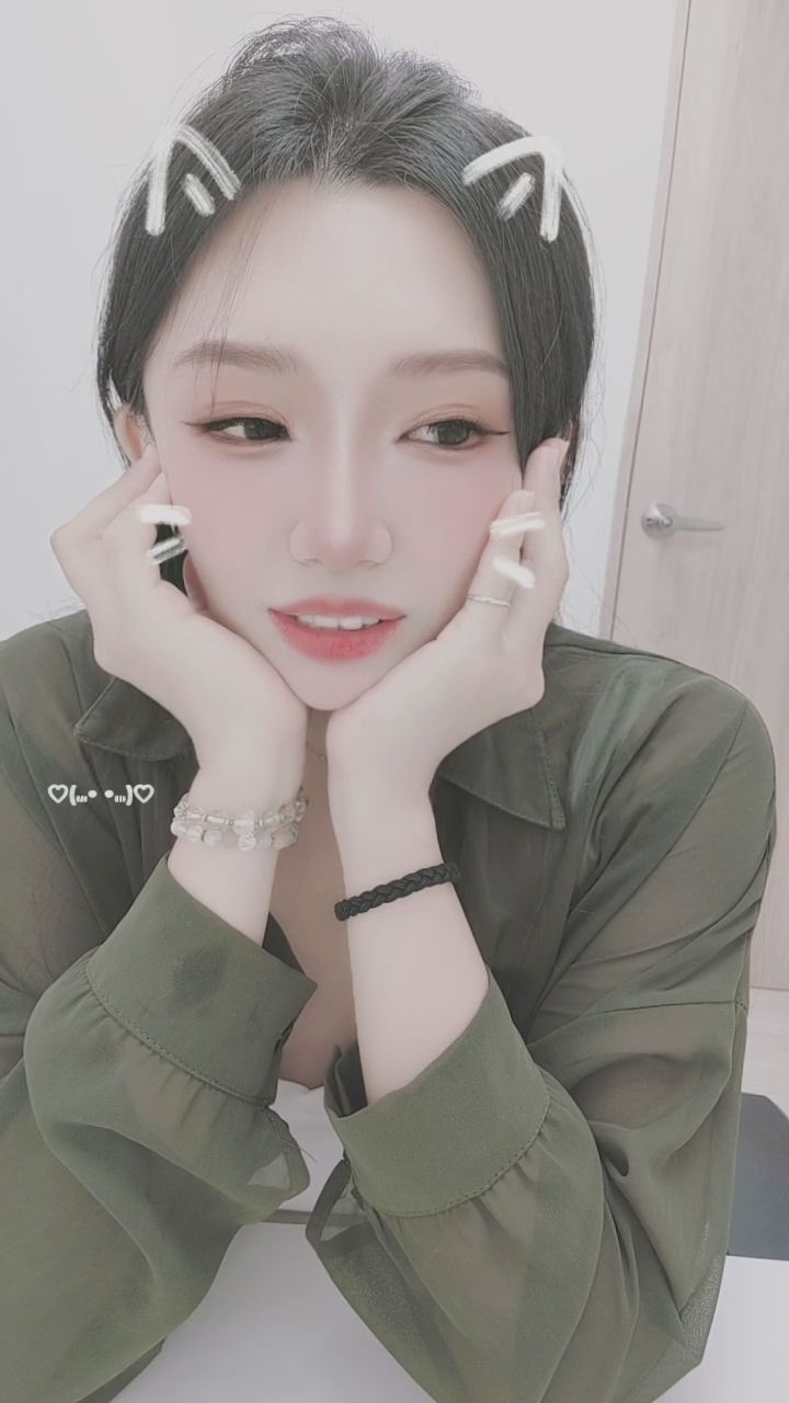  : 托腮甜笑加指點，哪一個動作最讓你心動？🥰✨ #甜美 #可愛 #直播推薦