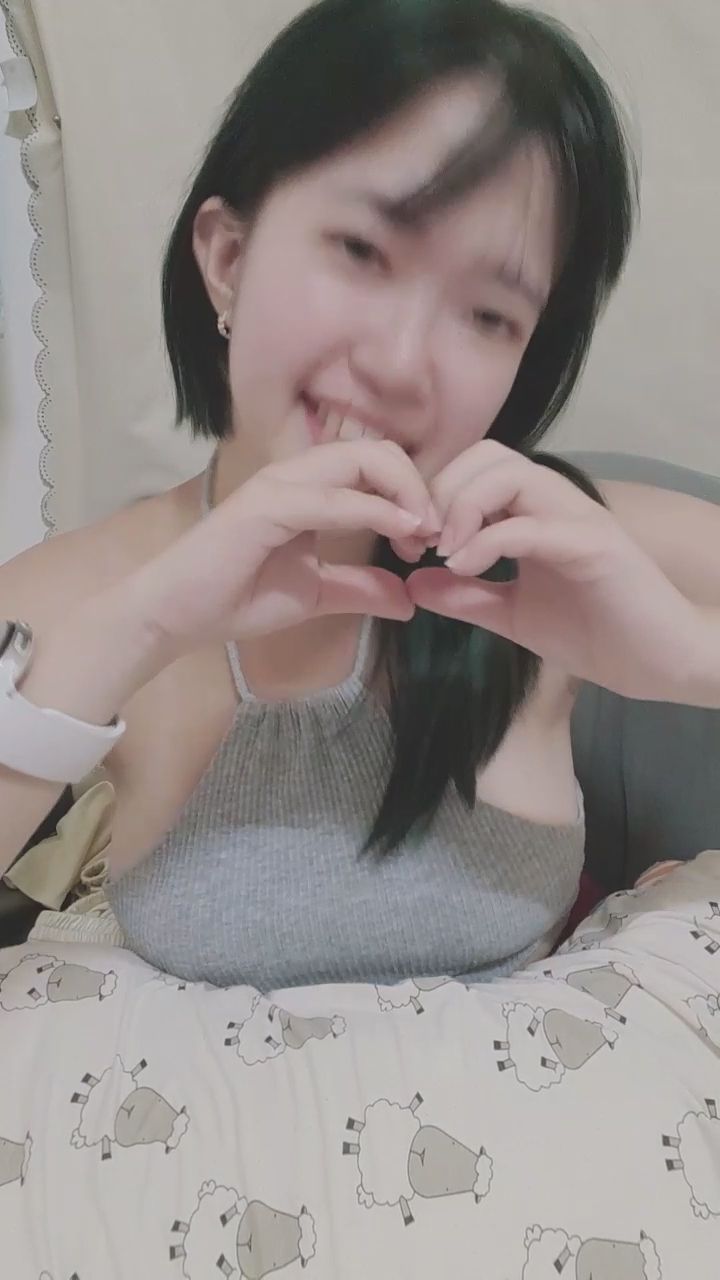  : 你的愛心我收到了！❤️ 最後的害羞微笑太可愛啦～ #愛心發射 #甜美日常 #反差萌