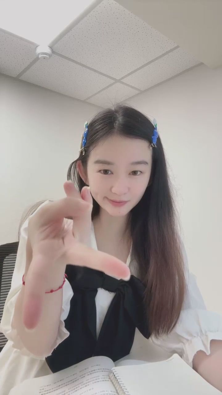 abcde10303 : 專屬你的甜美笑容與俏皮眨眼！快來接收我的愛心光波 😉💕 #甜美 #眨眼 #心動