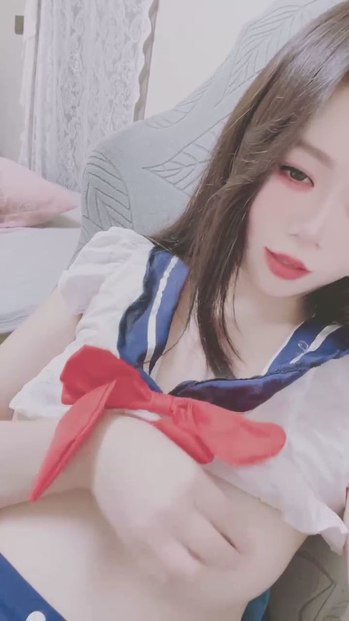  : 清純校服下藏不住的火辣！雙手伸入衣內揉捏帶來的嬌羞與誘惑，今晚就為你特別展示～🎀 #校服 #揉乳 #反差