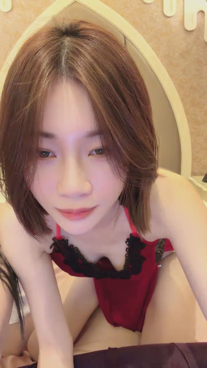olivia__ : 靠近一點...紅蕾絲的極致誘惑,配上這輕點唇瓣的勾人眼神誰能抵擋?💋❤️ #紅蕾絲 #眼神殺 #性感誘惑