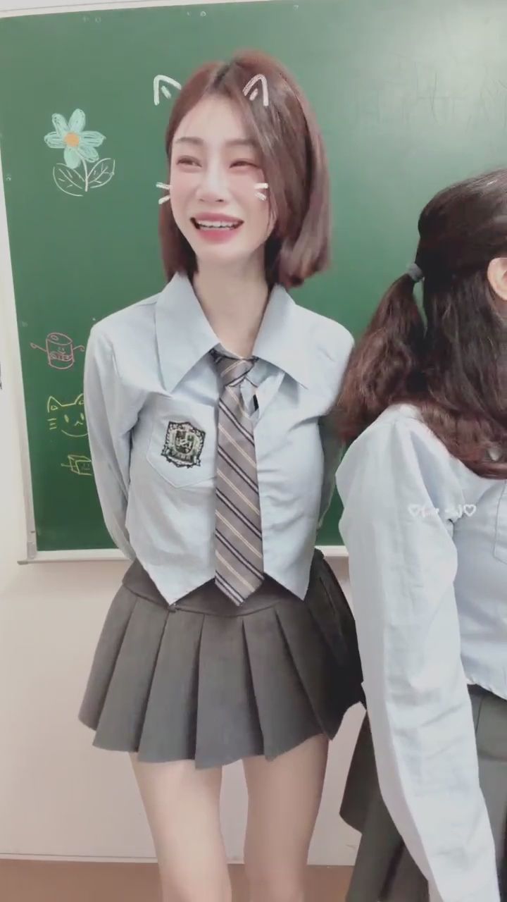 olivia__ : 下課時間的專屬福利!黑板前的可愛小舞步你喜歡嗎?🎓✨ #校園風 #制服裙 #可愛女孩