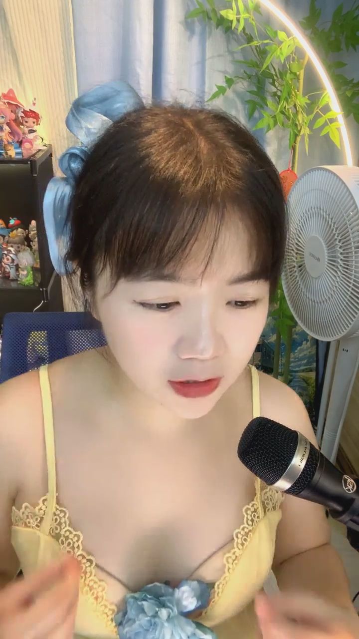 mega5462 : 整理頭髮的小細節，只為了在你面前展現最完美的樣子💖 #直播 #日常 #互動