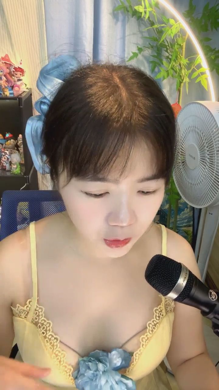  : 喝口水休息一下，今天要陪我聊些什麼呢？🧊 #直播日常 #輕鬆 #陪伴