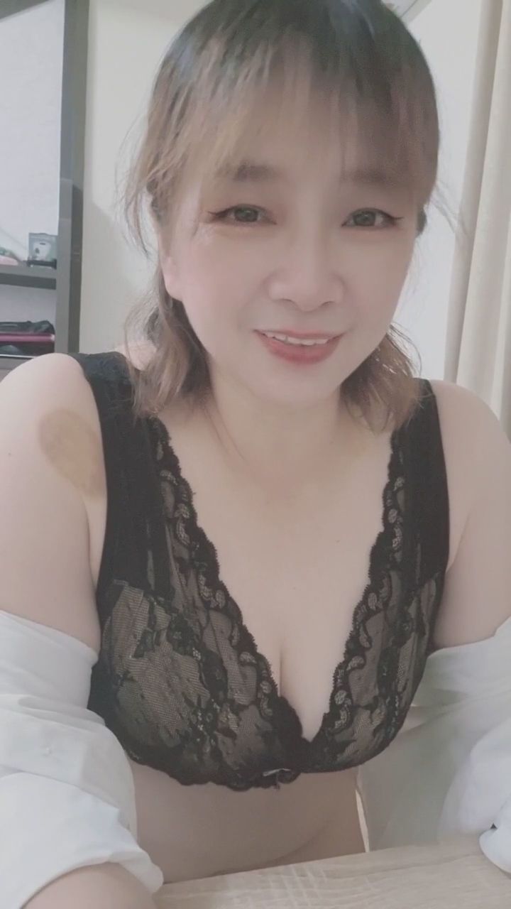  : 今天的居家穿搭，想再靠近一點看嗎？👀✨ #居家穿搭 #黑色蕾絲 #性感