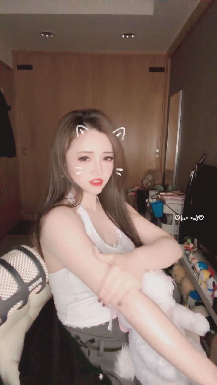  : 脫下罩衫，跟著我一起來擦乳液吧🥰🤩