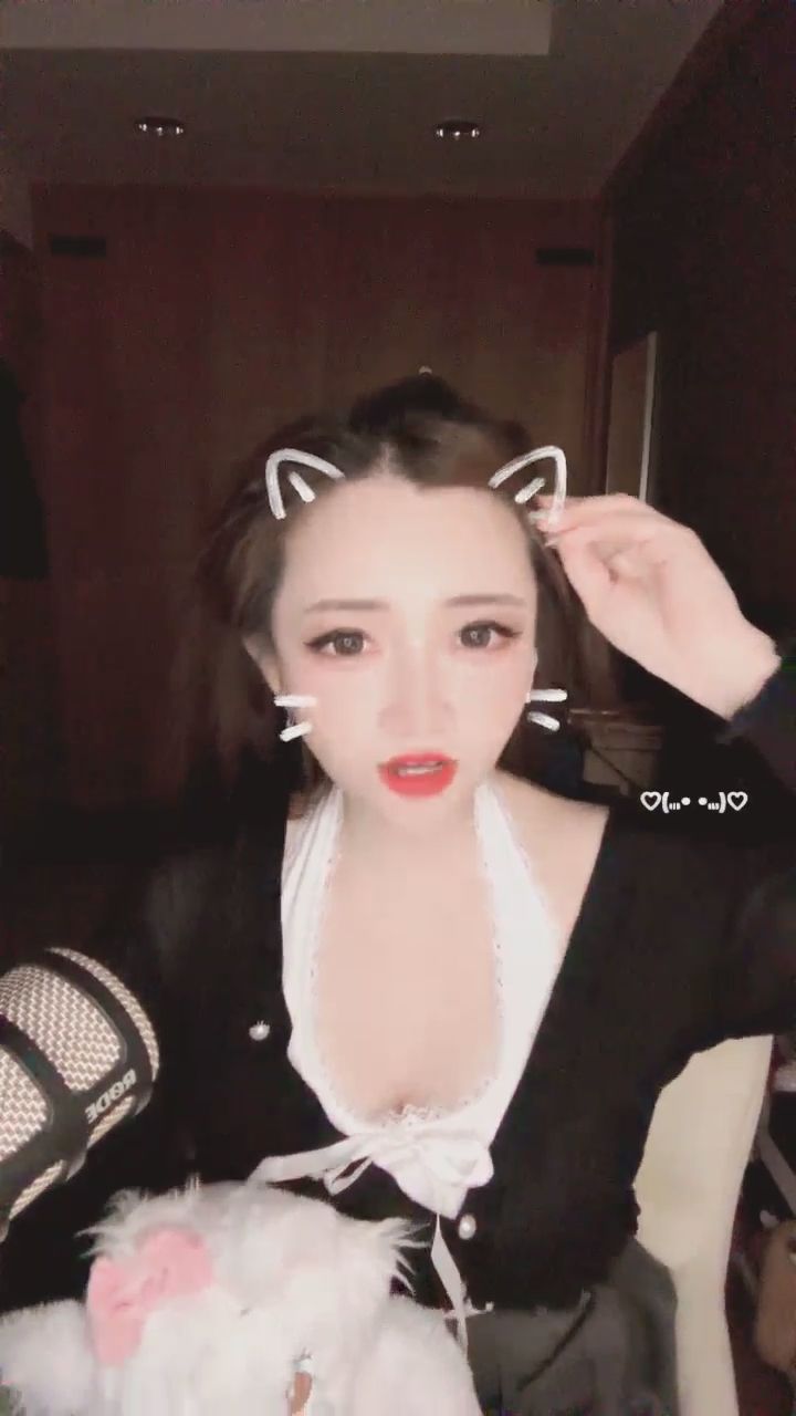 itsvina : 有沒有看過一次綁10個馬尾的薇娜😳🫣
最後再來一個回眸🤭
有沒有偷偷把你的心帶走?😉😍 #直播日常#回眸一笑 # #心跳漏一拍