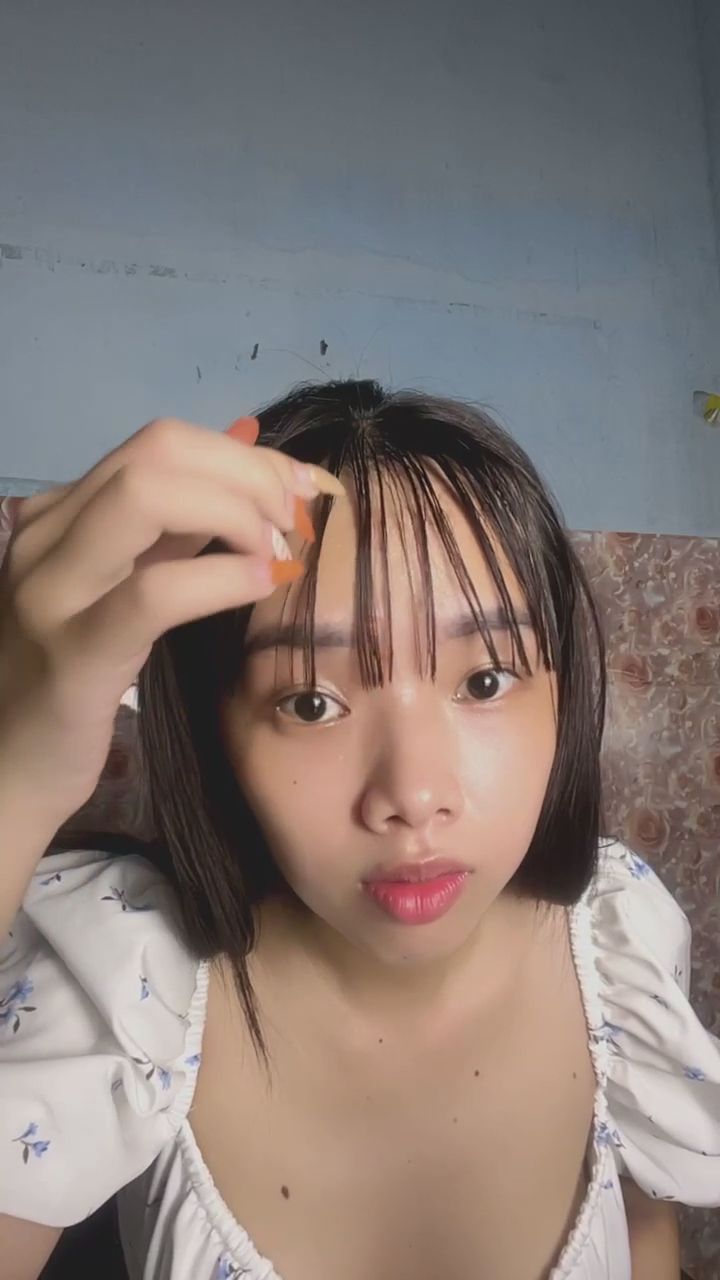 ly7777 : 靠這麼近看，有發現什麼不一樣嗎？伸個懶腰繼續陪你們聊天～ 🥰 #直播 #日常 #女友感