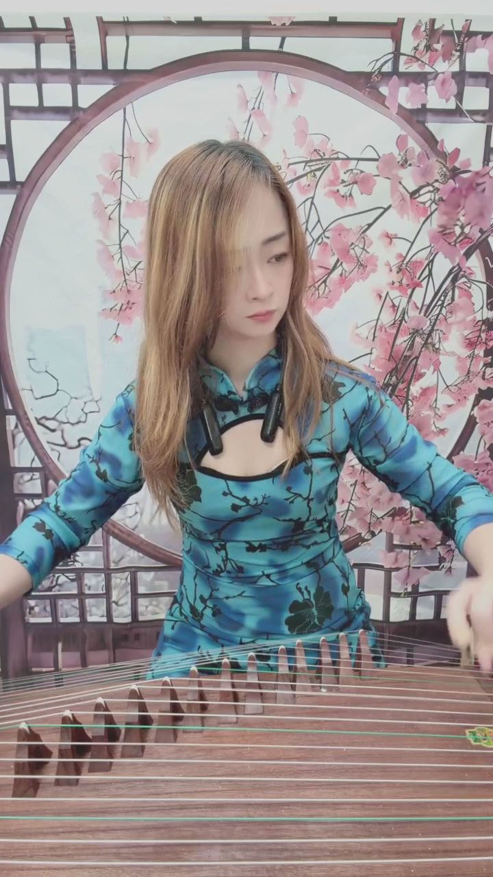  : 指尖上的誘惑！鏤空旗袍與古箏的華麗演奏高潮 🎶💃 #鏤空旗袍 #古箏演奏 #高能片段