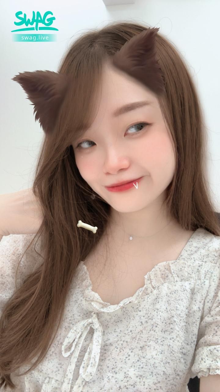 anna_2025 : 不知不覺也一週年了🥰🥰
時間真的過得好快呀
很少開播的我 謝謝還記得我
偶爾發現我上線時會來小聊幾句的你們
真的很開心可以在這裡遇見你們
以後也要常來找我聊天哦 愛你們🫶🏻🫶🏻