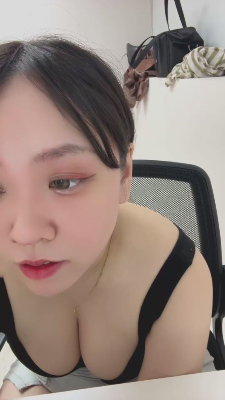 : 捕捉到一隻正在發呆的小貓咪～你也在看我嗎？🐱✨ #實況 #日常 #女友感