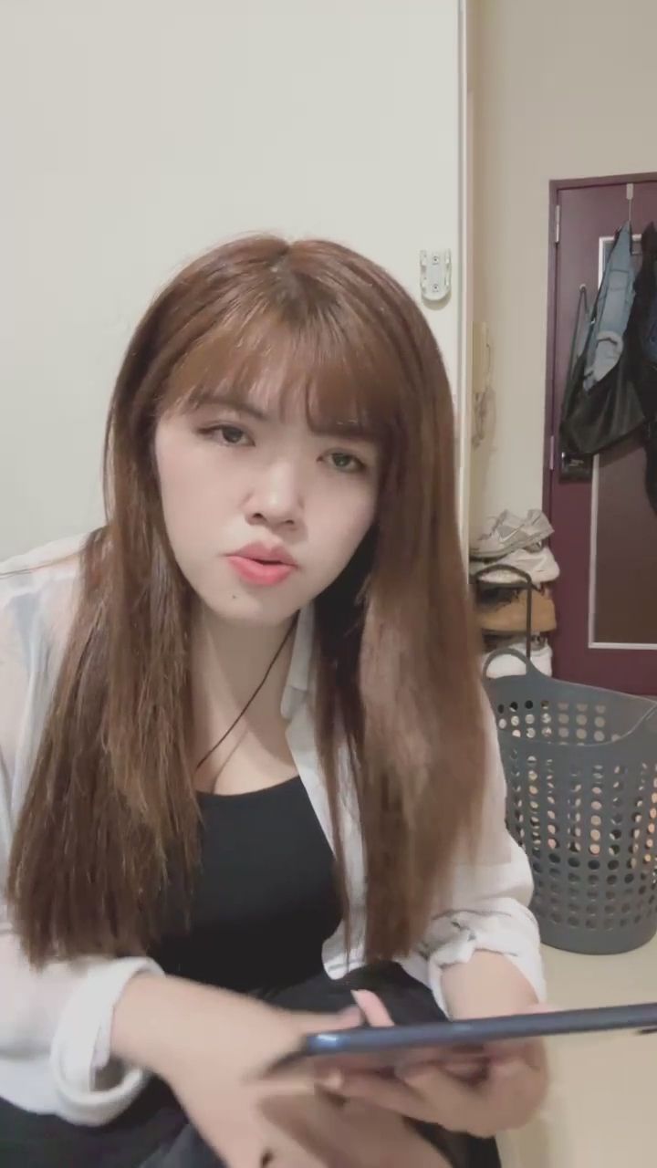  : 俏皮眨眼加上放鬆的居家時刻，這樣的腿部線條你喜歡嗎？😉 #居家日常 #俏皮眨眼 #腿控 #直播精華