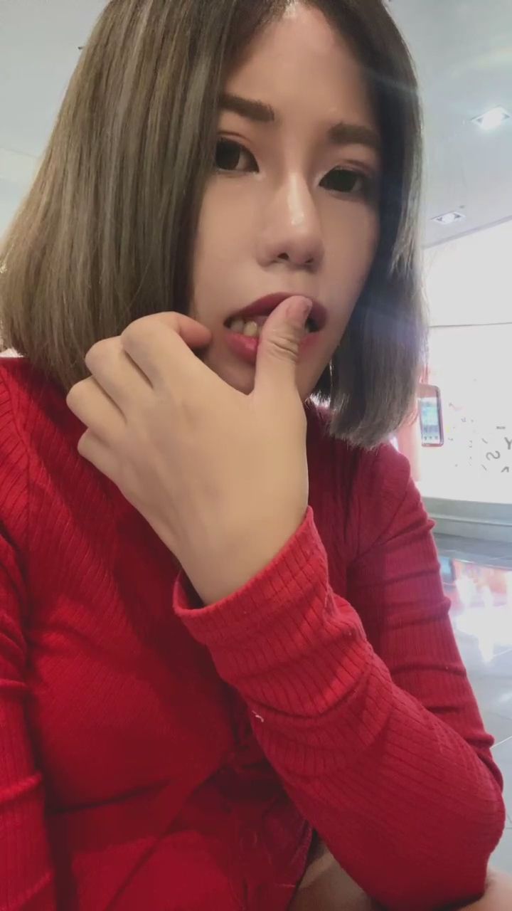  : 迷人的眼神與含手指的動作，紅衣女孩大方展現性感臍環與自信撥髮！🔥 #性感 #紅衣女孩 #直播精華 #誘惑