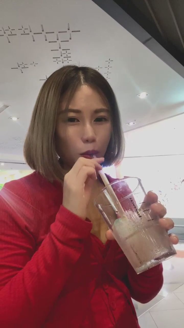  : 星巴克裡的最美風景，這樣看著你喝水會心動嗎？🥤❤️ #正妹 #星巴克 #男友視角 #日常