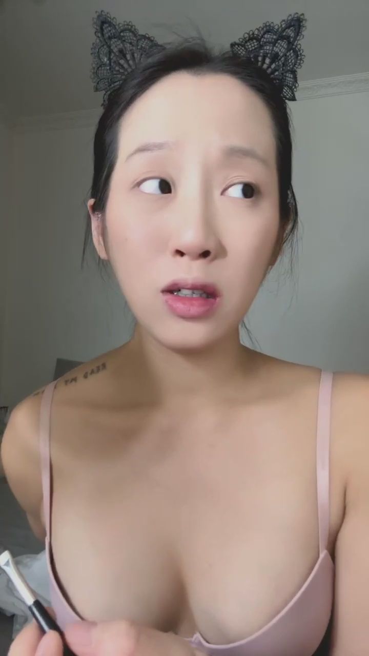  : 快掉出來（兩粒？的吃貨 真的只知道吃的🤡🐱💕 #貓耳少女 #性感日常 #心跳加速