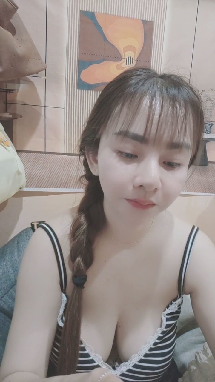 chutimadear : 靠這麼近看我，你會害羞嗎？😳💕 #女友感 #近距離 #互動 #日常Babe