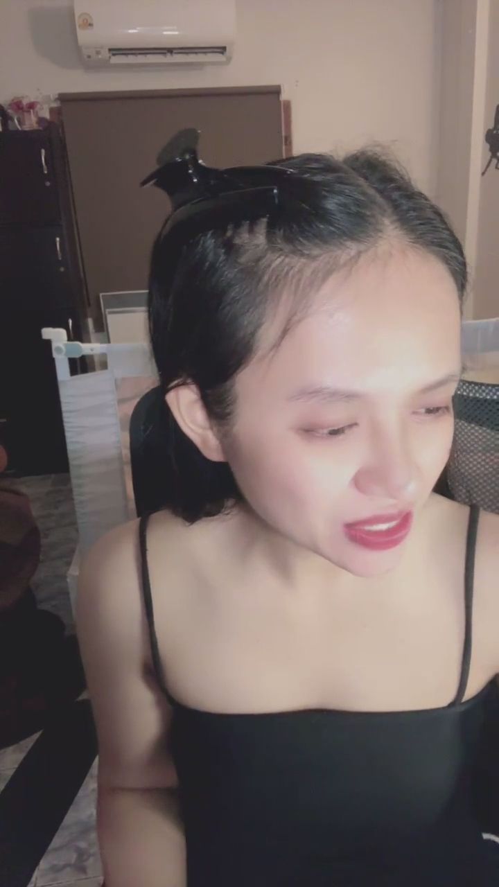 : 這害羞的笑容太犯規了吧🥰 撩頭髮的瞬間有沒有讓你心動？ #害羞 #女友感 #心動瞬間 #日常